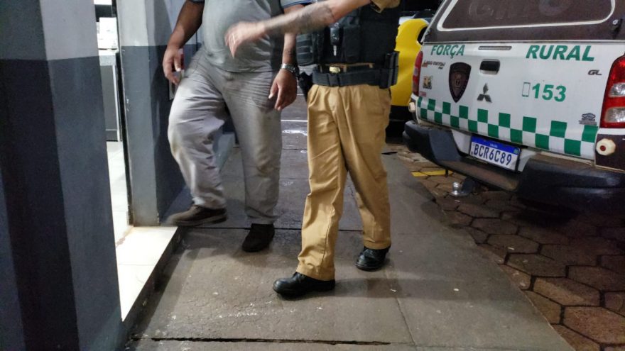 Homem é preso após agredir esposa e filha; vítima é atendida pelo Siate na delegacia