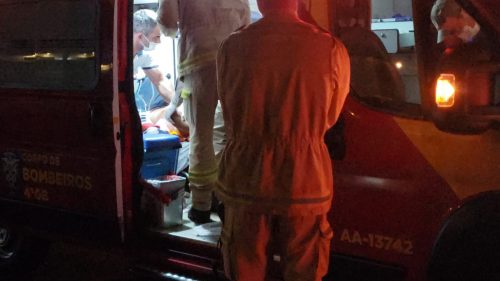 Jovem esfaqueado é socorrido pelo Corpo de Bombeiros no bairro Esmeralda