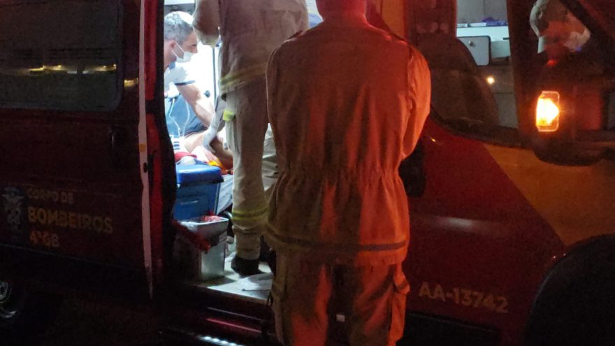 Jovem esfaqueado é socorrido pelo Corpo de Bombeiros no bairro Esmeralda