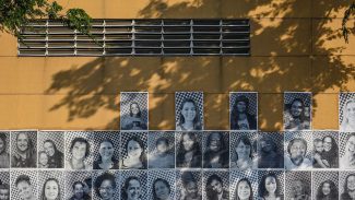 Cidade do Samba é coberta por retratos de mães de todo o país