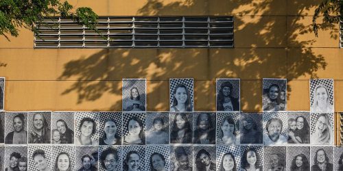 Imagem referente a Cidade do Samba é coberta por retratos de mães de todo o país