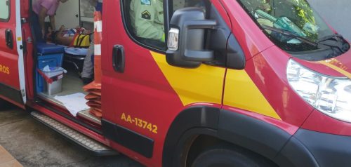 Mulher escorrega e bate a cabeça enquanto cobria geladeira