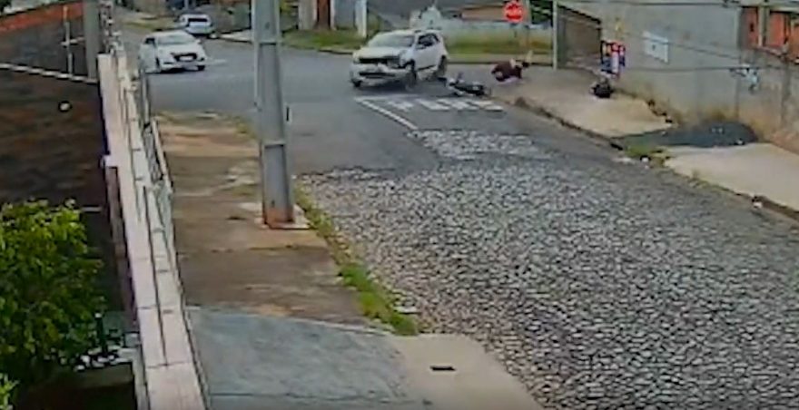 Motociclista é projetado contra placa de preferencial após colisão com carro