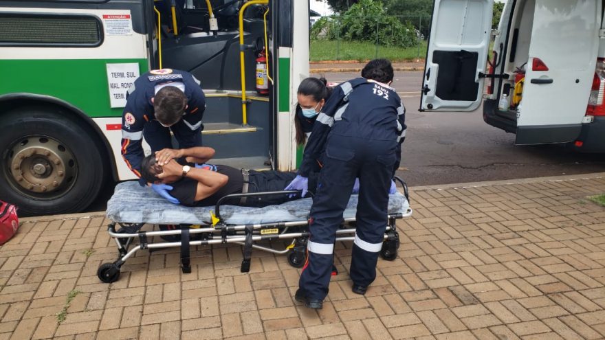 Passageiro do transporte coletivo passa mal e precisa ser atendido pelo Samu