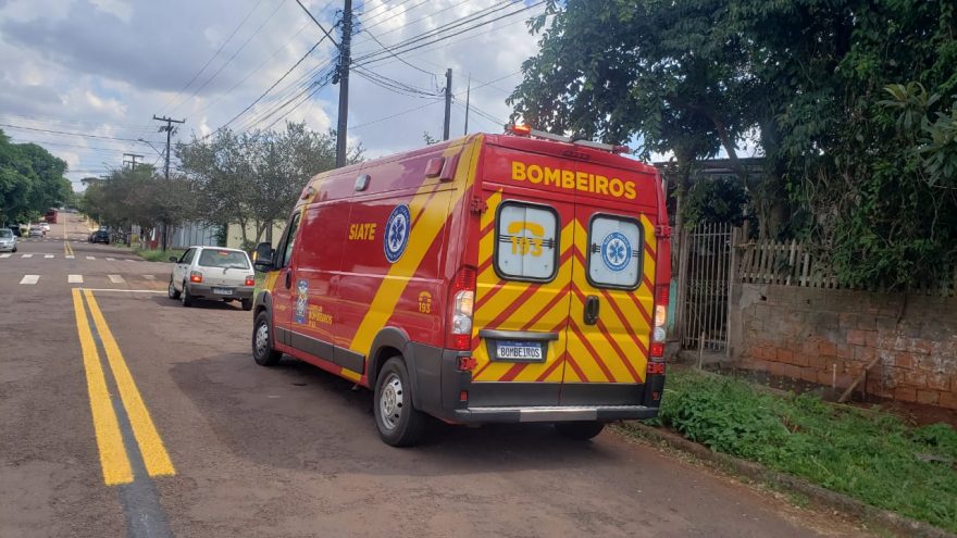 Adolescente lesiona o joelho enquanto jogava bola
