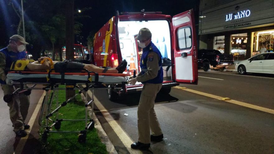 Adolescente fica ferido após sofrer queda de bicicleta na Avenida Brasil