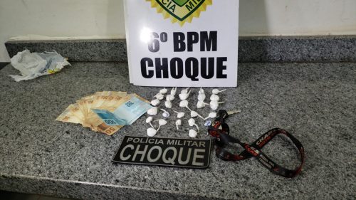 Menor é apreendido pela Choque pilotando moto e com drogas
