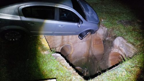 Motorista leva fechada de caminhão e cai em buraco na Jorge Lacerda