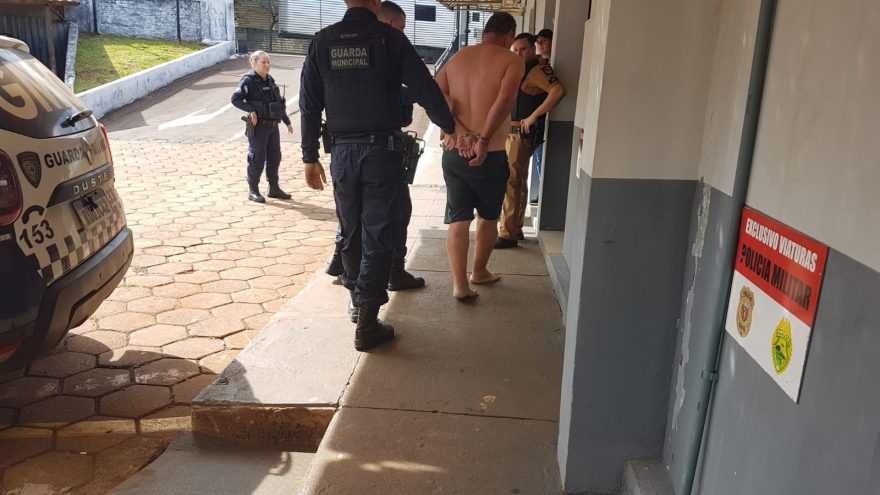 Homem é detido após agredir esposa e filha