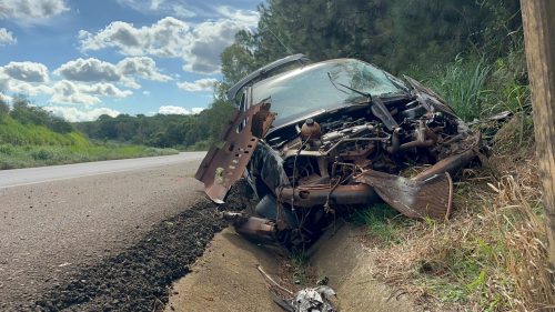 Motorista atravessa pistas da BR-467 capotando e carro fica destruído, na contramão