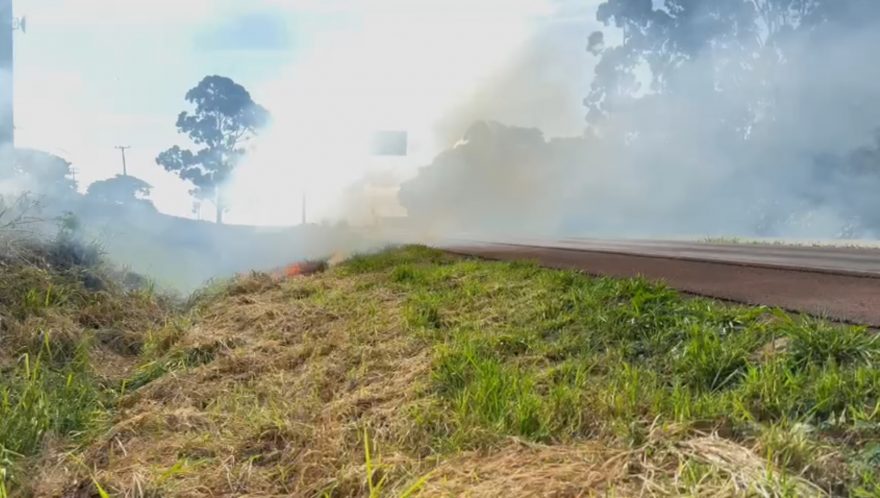 Incêndio em vegetação prejudica visibilidade na rodovia 467