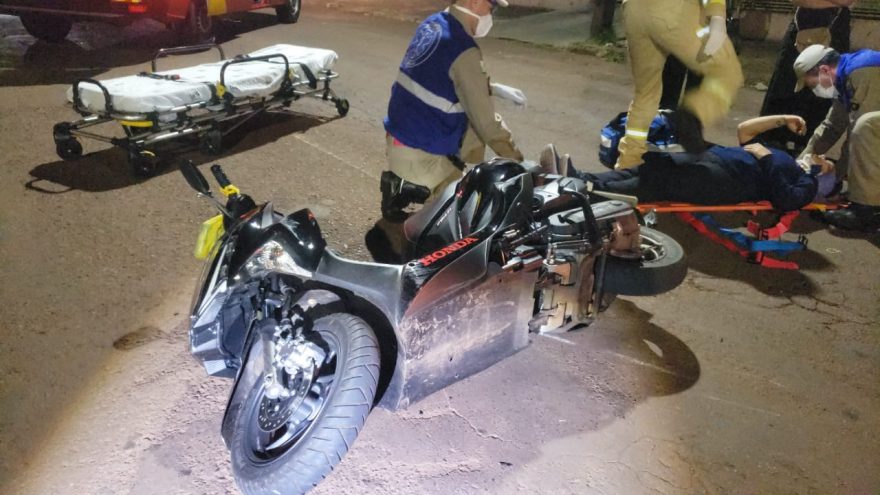 Motociclista se fere em acidente com carro na Rua Manaus