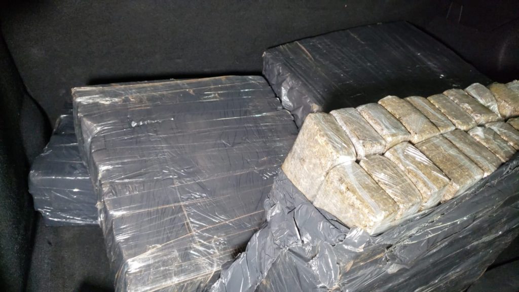 Jovem é detida transportando 87 kg de maconha dentro do carro na BR-277