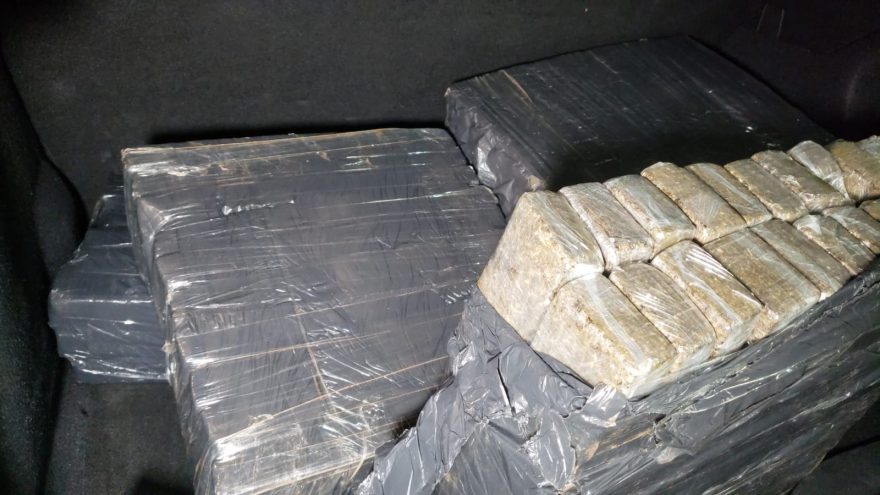 Jovem é detida transportando 87 kg de maconha dentro do carro na BR-277