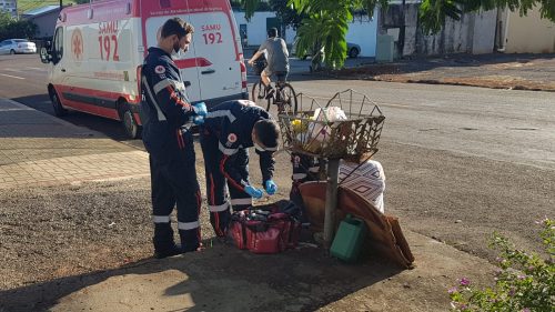 Idosa passa mal no meio da rua e precisa ser socorrida pelo Samu
