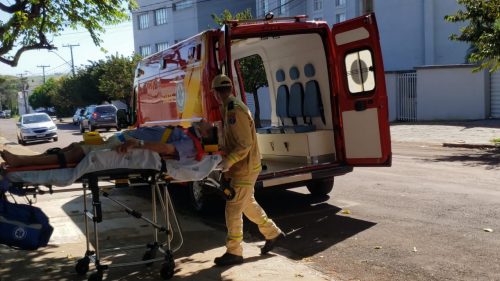 Idoso de 83 anos sobe em telhado de casa, sofre queda de dois metros e fica ferido