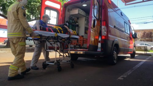 Carro e moto colidem em estacionamento e mulher fica ferida