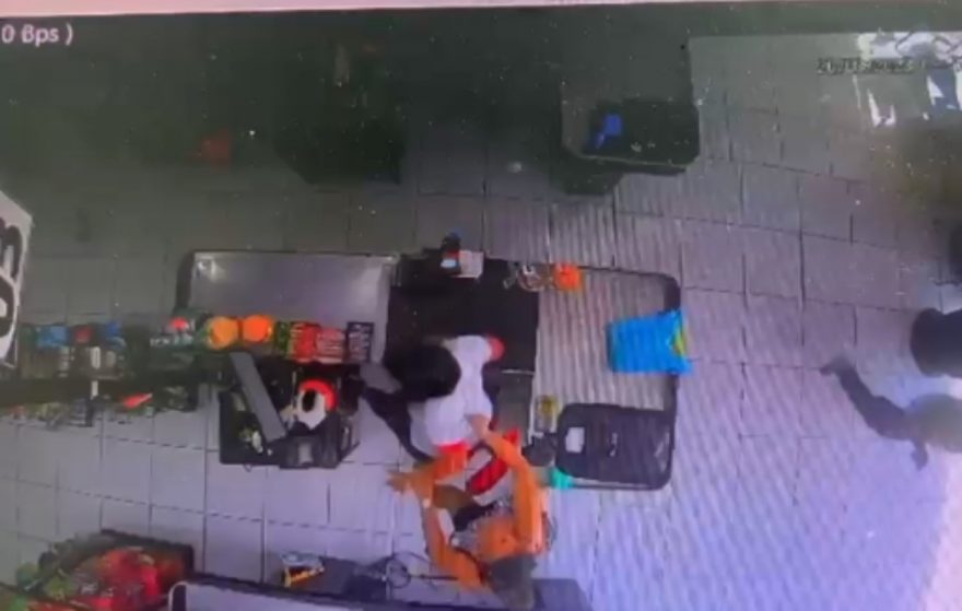 Funcionária de supermercado é esfaqueada por suposto caso com marido da agressora