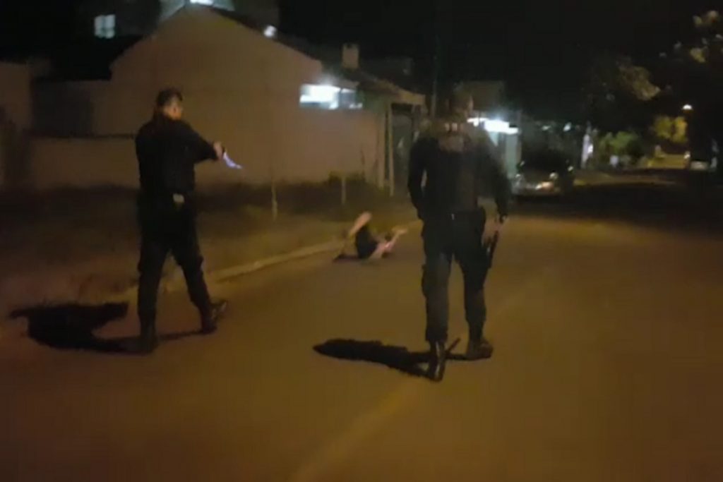 Vídeo mostra momento em que homem recebe disparo de arma de choque