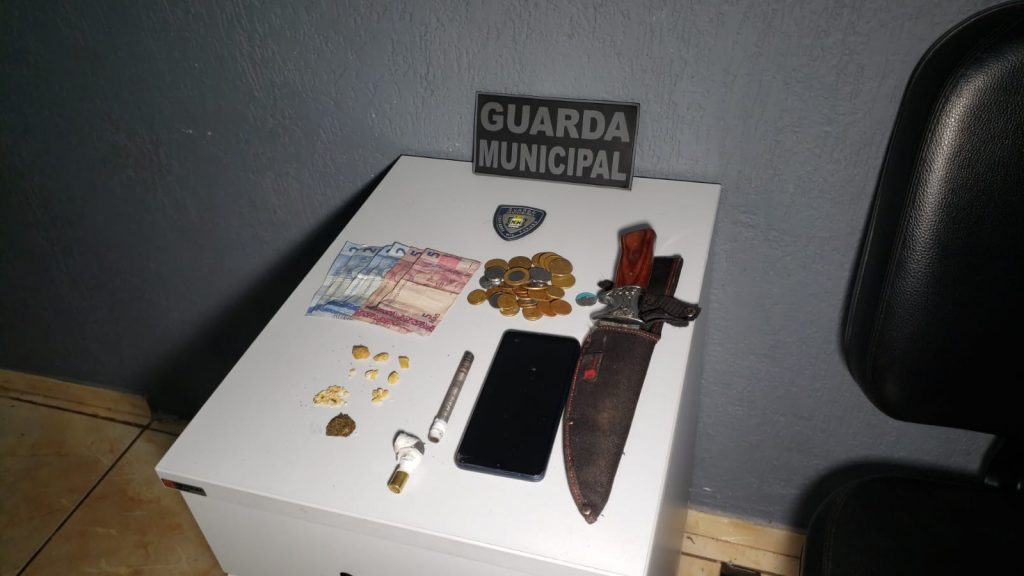 Casal é detido com maconha e crack em veículo durante abordagem no bairro Santa Cruz