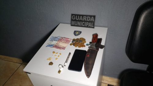 Casal é detido com maconha e crack em veículo durante abordagem no bairro Santa Cruz