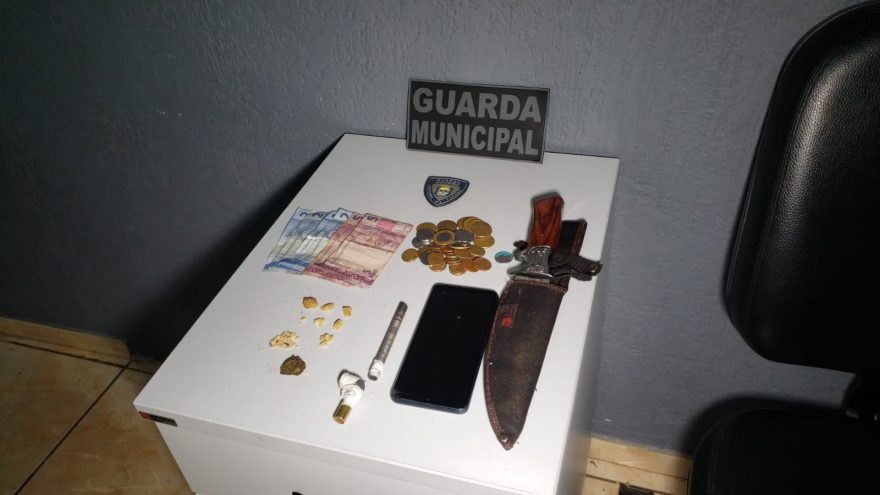 Casal é detido com maconha e crack em veículo durante abordagem no bairro Santa Cruz