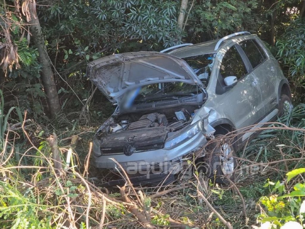 Após perder o freio veículo atravessa trevo e para no meio de mata em Marechal Rondon
