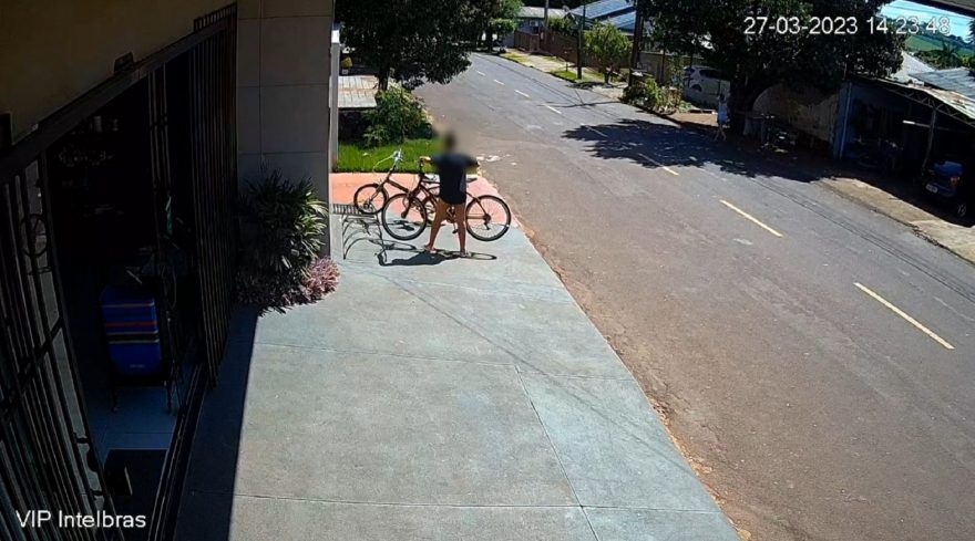 Câmeras de segurança flagram mulher furtando bicicleta em Palotina