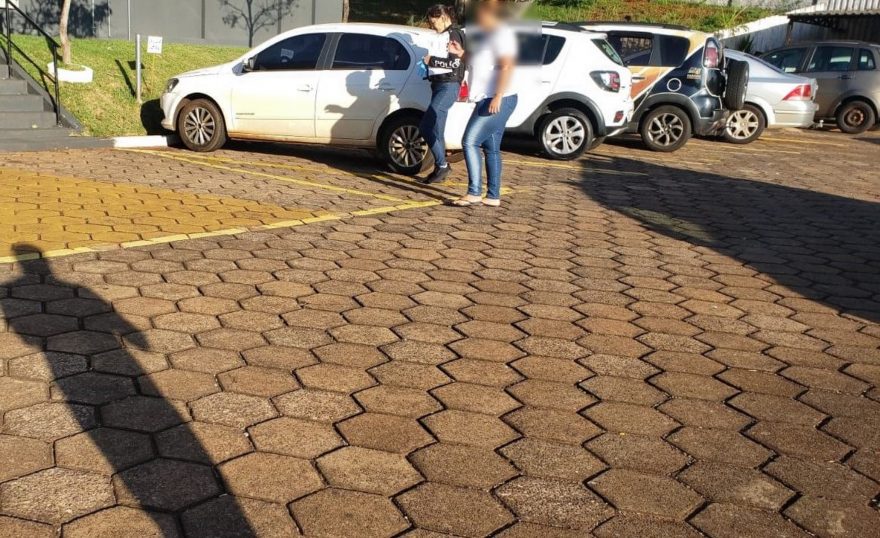 Mulher é detida pelo GDE durante operação no bairro Cascavel Velho