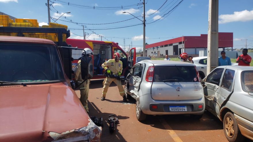 Vítimas ficam encarceradas em veículo após grave colisão com caminhão