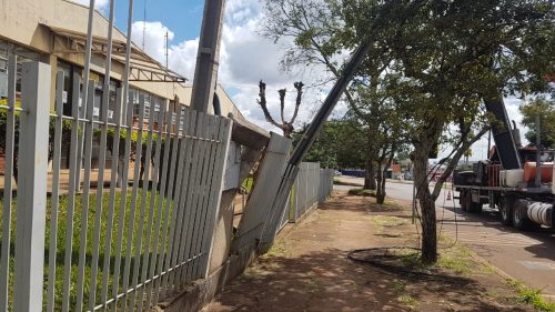 Caminhão triturador de galhos causa danos nas proximidades da 7ª Ciretran