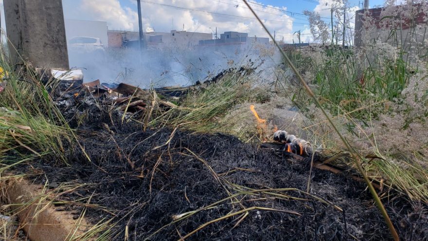 Bombeiros combatem incêndio em vegetação no Florais