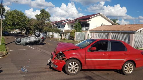 Veículo capota após colisão de trânsito no bairro Neva