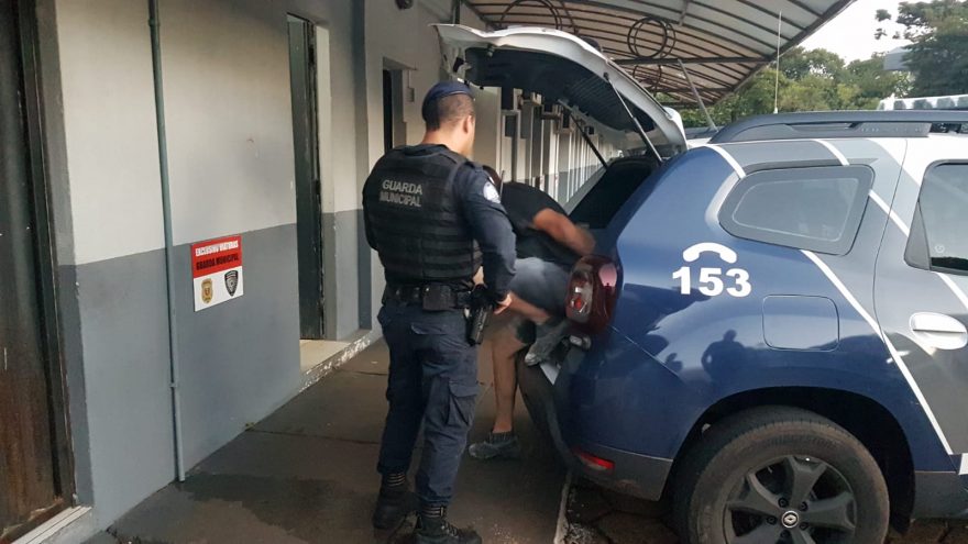 Homem é detido após furtar R$ 34 em produtos em supermercado
