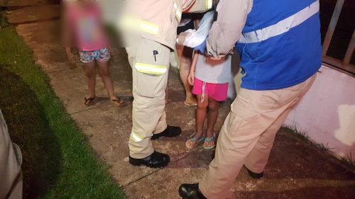 Criança de sete anos cai da árvore e fratura braço no Riviera