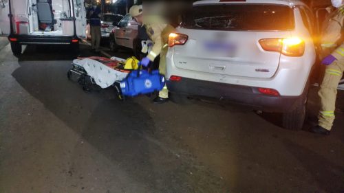 Motociclista fica ferido ao colidir contra traseira de veículo