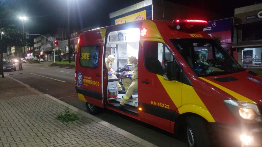 Ciclista fica ferido em acidente de trânsito na Avenida Carlos Gomes