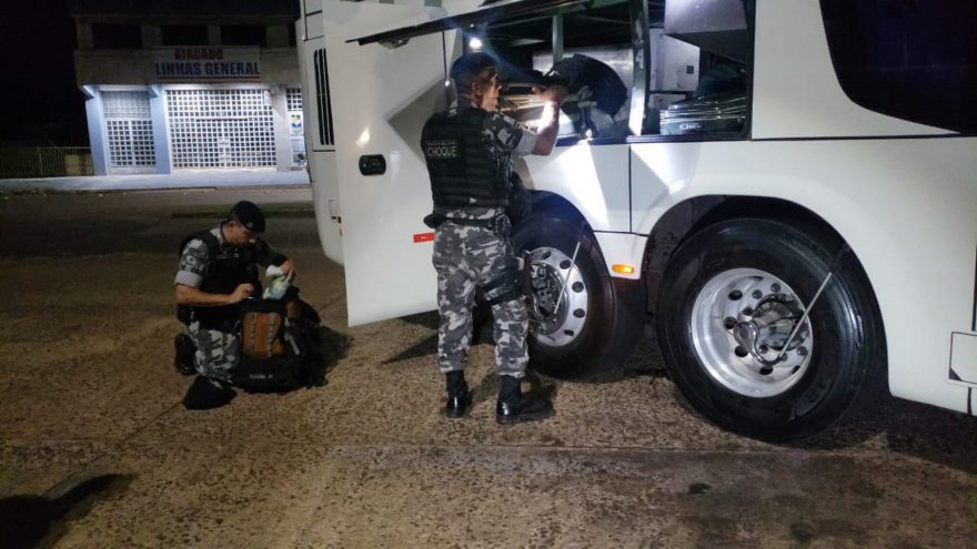 Pelotão de Choque vistoria ônibus de linha em fiscalização contra ilícitos