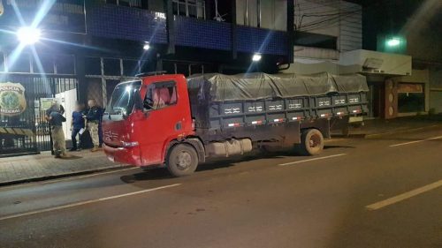 Trio que armazenava contrabando e veículo usado no transporte dos ilícitos são encaminhados à Polícia Federal em Cascavel