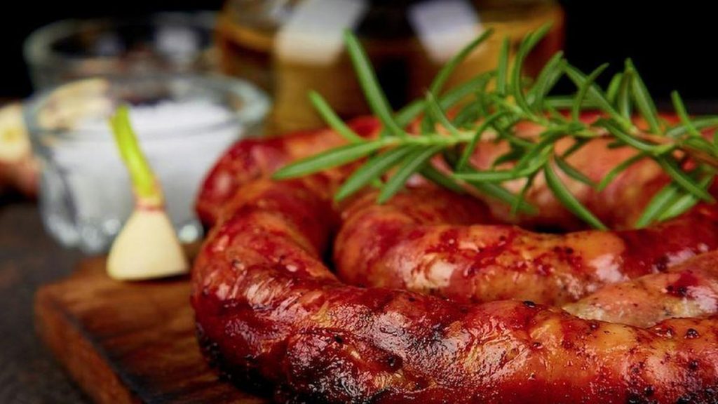 Hoje tem linguicinha de frango e polenta no Restaurante Popular