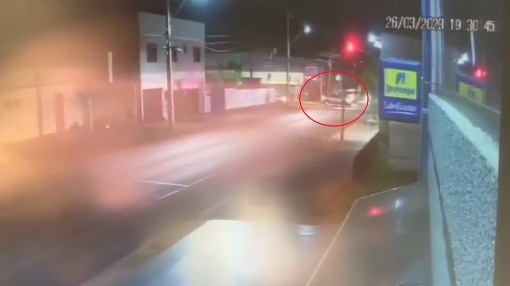 Câmera de segurança registra colisão entre dois carros no bairro Claudete