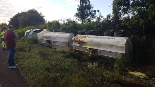 Caminhão de transporte de óleo vegetal capota na rodovia BR-277