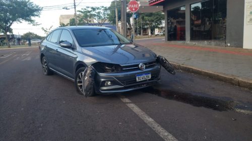 Quase uma tragédia: Veículo atravessa Avenida Brasil pelo canteiro Central
