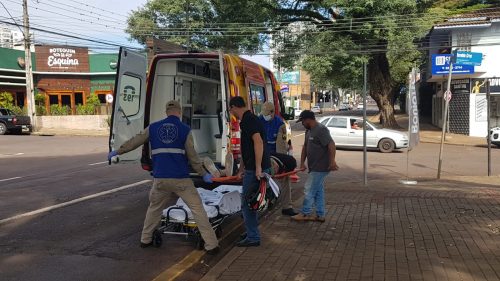 Motociclista sofre suspeita de fratura após acidente de trânsito no Centro