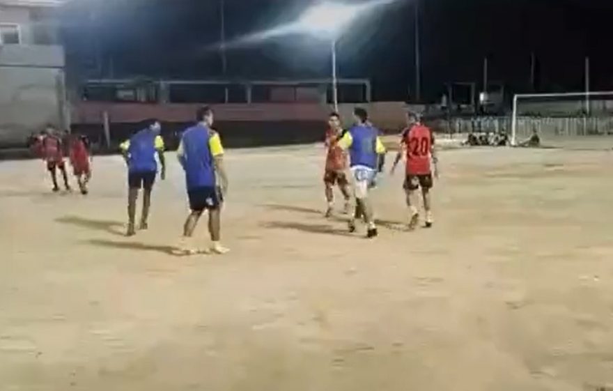 Vídeo impressionante mostra tiroteio mortal em campo de futebol