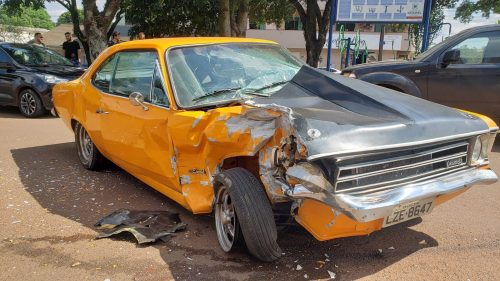 Relíquia: Opala fica com a frente destruída em acidente no Parque São Paulo
