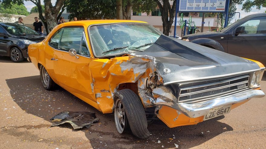 Relíquia: Opala fica com a frente destruída em acidente no Parque São Paulo