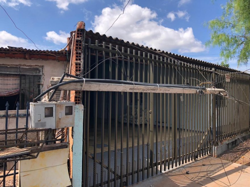 Poste é arrancado após caminhão enroscar em fiação elétrica
