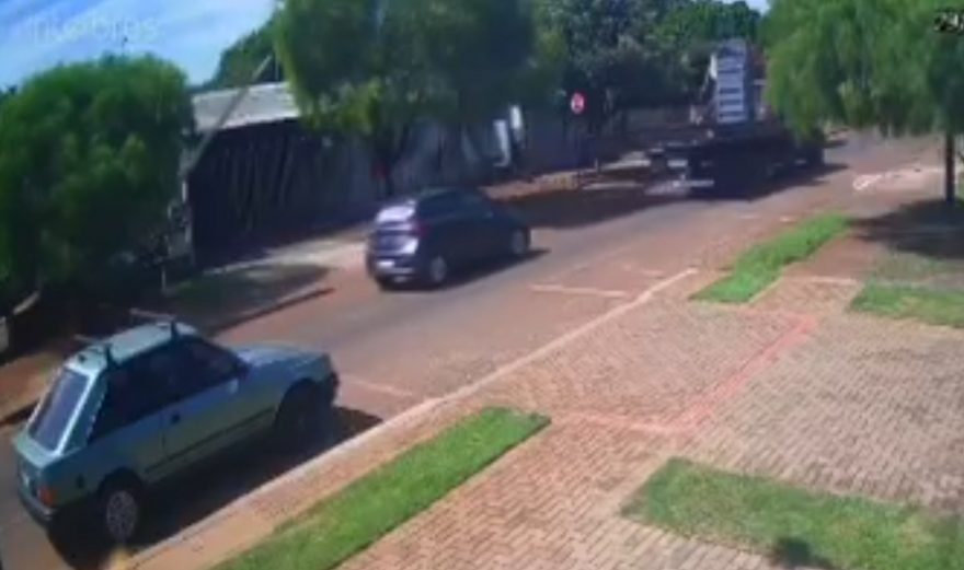 Vídeo mostra poste sendo arrancado por caminhão e estrutura quase atingindo automóvel no Santa Cruz