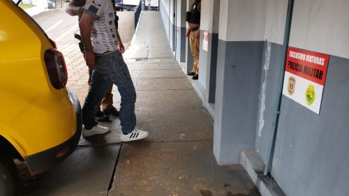 Após agredir o pai e ameaçar o filho, homem é detido